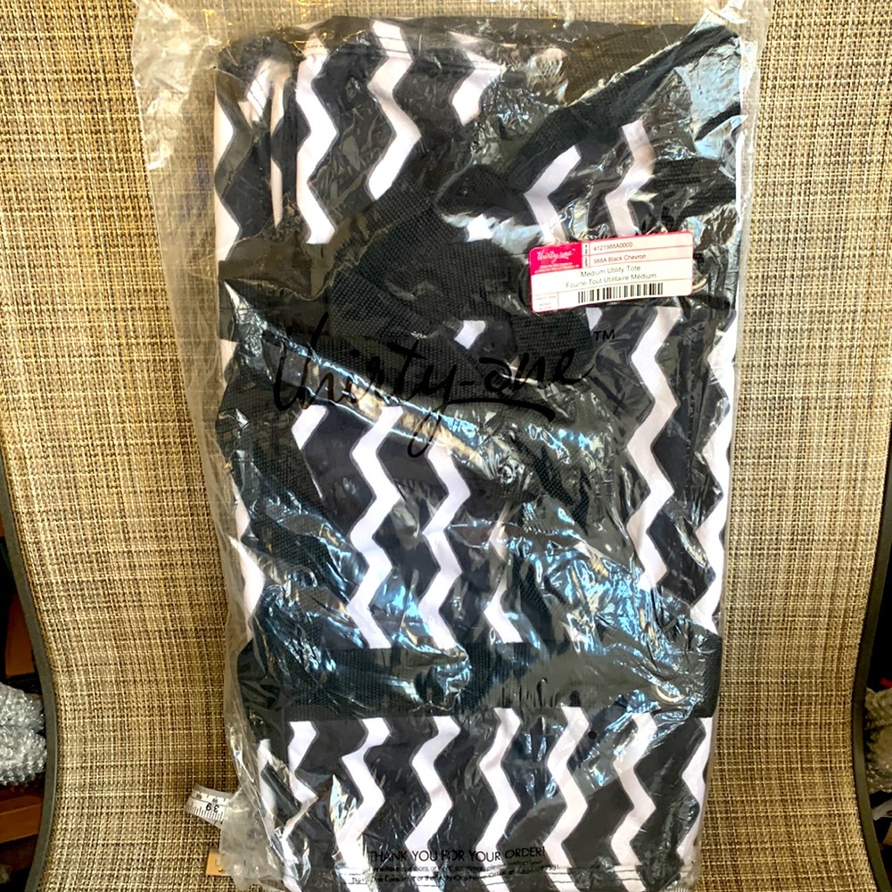 NEW Thirty One Black Chevron Medium Utility Tote.